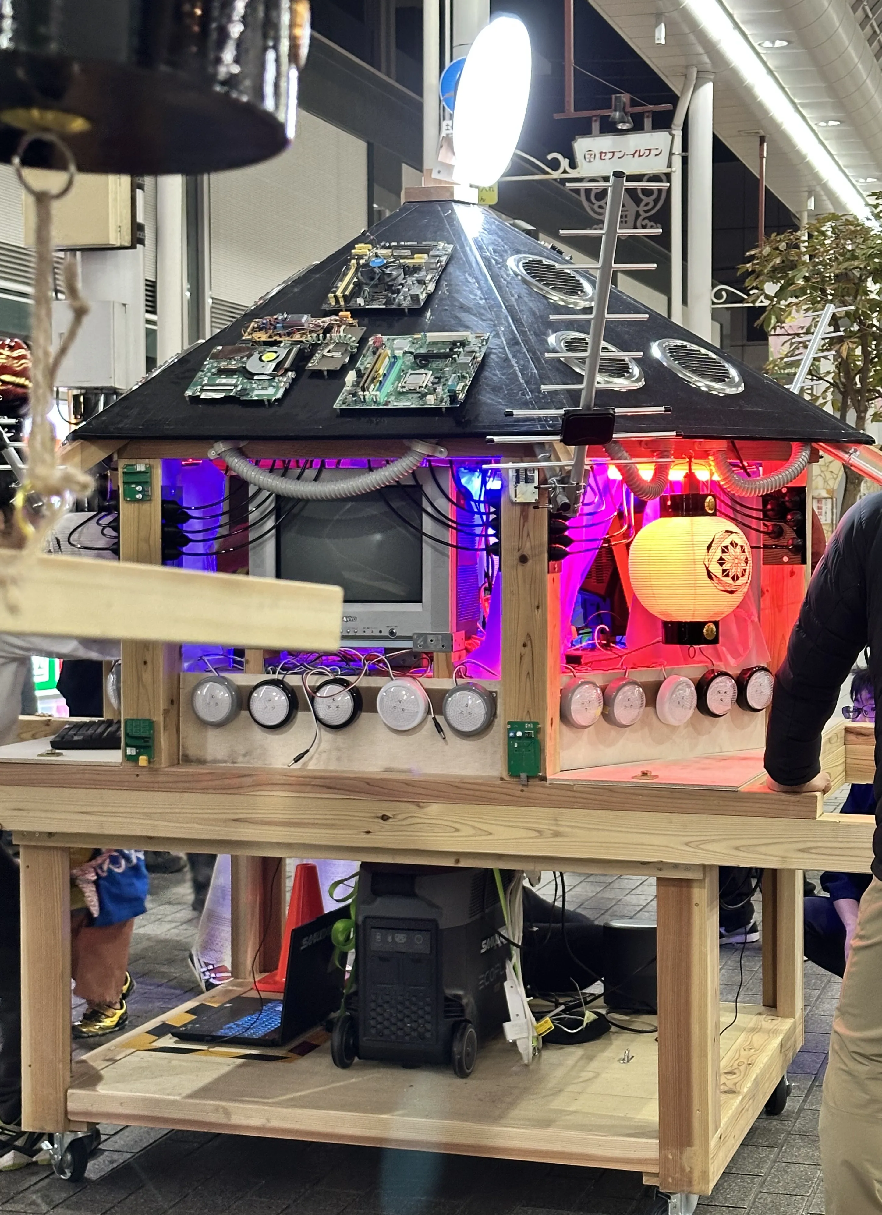 マザーボードやアンテナが取り付けられたピカピカ輝くゲーミング神輿